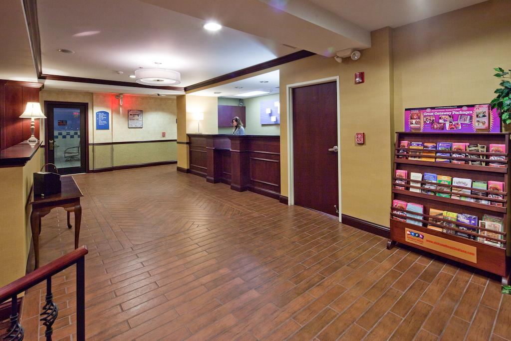 Holiday Inn Express Cincinnati-ลอว์เรนซ์เบิร์ก ภายนอก รูปภาพ